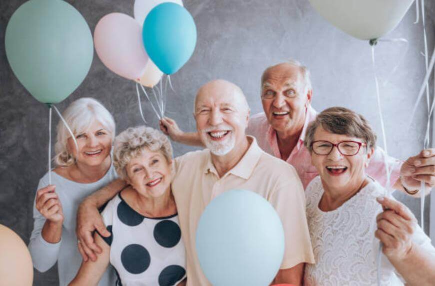 persoane în vârstă cu baloane 